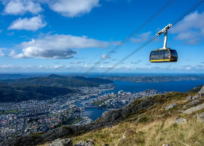 Roomsly - Cozy Hilltop Hideout In Lägenhet *