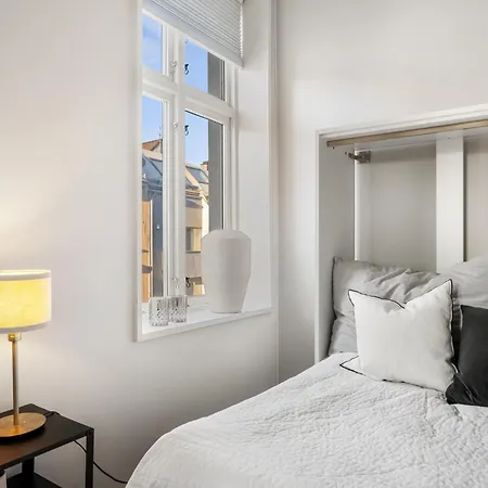 Roomsly - Cozy Hilltop Hideout In